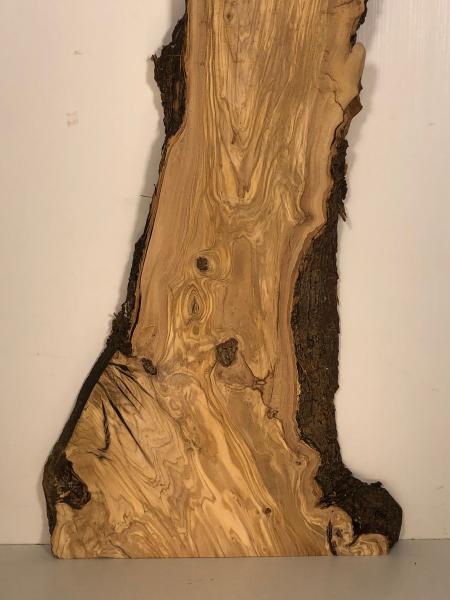 Charaktervolles Olivenholzbrett – ideal für Epoxidharz-Projekte und kreative Anwendungen.