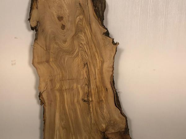 Charaktervolles Olivenholzbrett – ideal für Epoxidharz-Projekte und kreative Anwendungen.