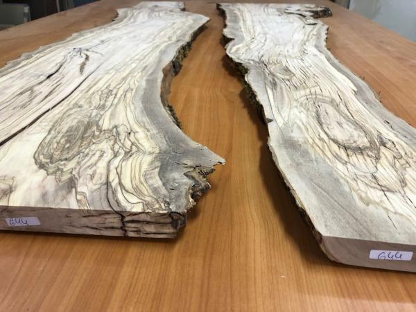 Zwei hochwertige Olivenholzbretter mit einzigartiger Maserung – ideal für Rivertable-Projekte und kreative Tischprojekte.