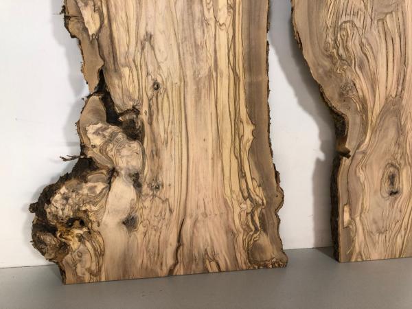 Zwei hochwertige Olivenholzbretter mit einzigartiger Maserung – ideal für Rivertable-Projekte und kreative Tischprojekte.