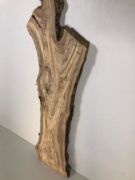 Imposantes Olivenholz Brett – perfekt für den Bau von Tischen, Theken oder Regalen.