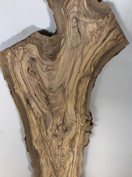 Imposantes Olivenholz Brett – perfekt für den Bau von Tischen, Theken oder Regalen.