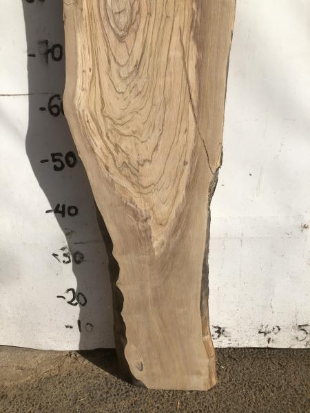 Olivenholzbrett mit charmanter Struktur, ideal für kreative Servierplatten und Epoxidharz-Projekte.