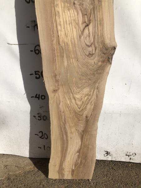 Olivenholzbrett mit charmanter Struktur, ideal für kreative Servierplatten und Epoxidharz-Projekte.