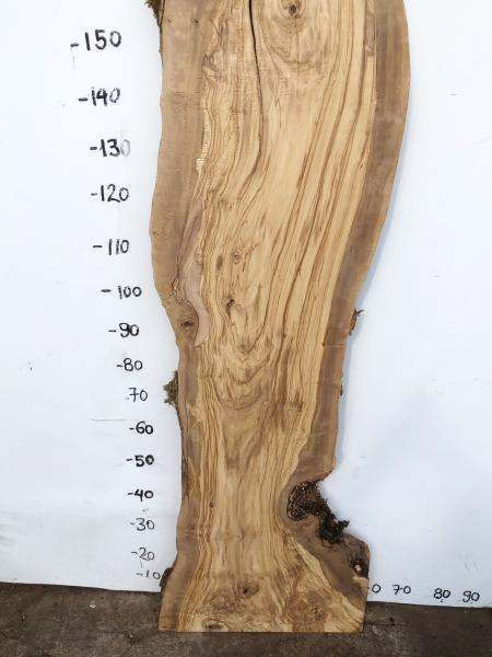 Große Olivenholz Bohle – ideal für den Bau von Theken, Esstischen oder Arbeitsplatten.