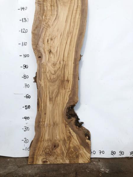 Große Olivenholz Bohle – ideal für den Bau von Theken, Esstischen oder Arbeitsplatten.