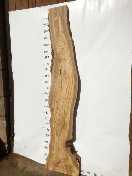 Große Olivenholz Bohle – ideal für den Bau von Theken, Esstischen oder Arbeitsplatten.