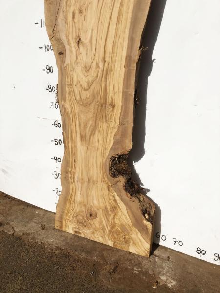 Große Olivenholz Bohle – ideal für den Bau von Theken, Esstischen oder Arbeitsplatten.