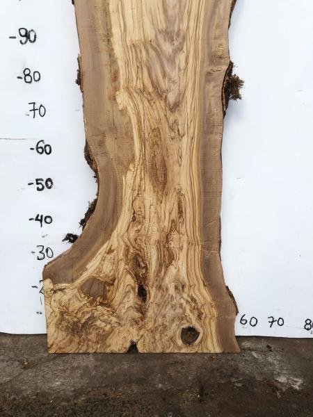 Große Olivenholz Bohle – ideal für den Bau von Theken, Esstischen oder Arbeitsplatten.