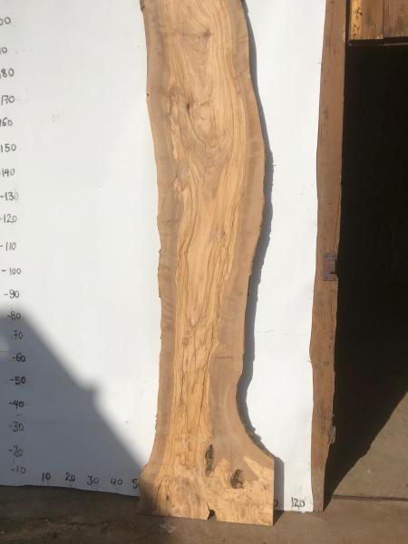 Große Olivenholz Bohle – ideal für den Bau von Esstischen, Theken oder Arbeitsplatten.