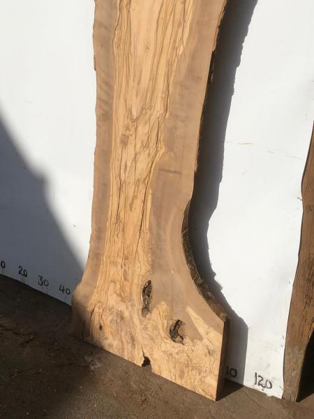 Große Olivenholz Bohle – ideal für den Bau von Esstischen, Theken oder Arbeitsplatten.