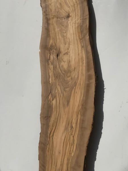 Große Olivenholz Bohle – ideal für den Bau von Esstischen, Theken oder Arbeitsplatten.