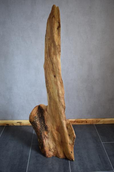 Handgeschnitzter Olivenholz "Dino"  Dieses einzigartige Olivenholz-Dekoelement besticht durch seine beeindruckende Maserung und geschwungene Form. Besonders hervorzuheben ist die elegante Kante am unteren Rand, die dem Dino seinen charmanten Charakter ver