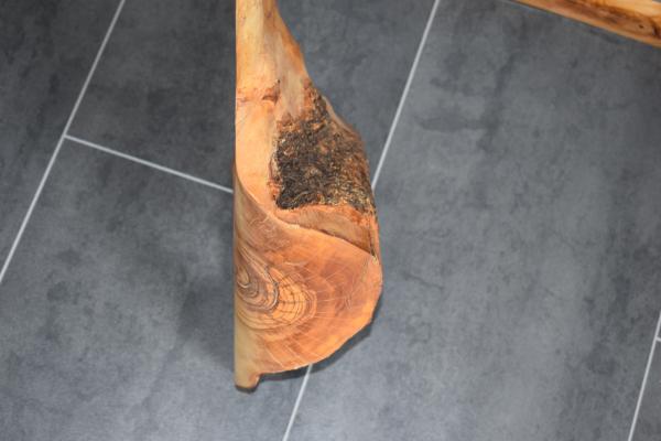 Handgeschnitzter Olivenholz "Dino"  Dieses einzigartige Olivenholz-Dekoelement besticht durch seine beeindruckende Maserung und geschwungene Form. Besonders hervorzuheben ist die elegante Kante am unteren Rand, die dem Dino seinen charmanten Charakter ver