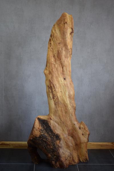 Handgeschnitzter Olivenholz "Dino"  Dieses einzigartige Olivenholz-Dekoelement besticht durch seine beeindruckende Maserung und geschwungene Form. Besonders hervorzuheben ist die elegante Kante am unteren Rand, die dem Dino seinen charmanten Charakter ver