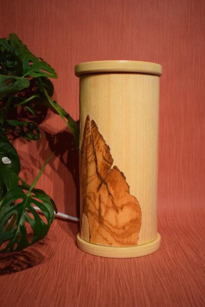 Kleine, handgefertigte Olimba Tischlampe aus Olivenholz und Limba, die warmes und stimmungsvolles Licht spendet. Ideal für Schreibtische oder Nachttische.