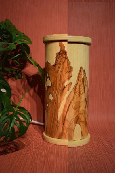 Kleine, handgefertigte Olimba Tischlampe aus Olivenholz und Limba, die warmes und stimmungsvolles Licht spendet. Ideal für Schreibtische oder Nachttische.