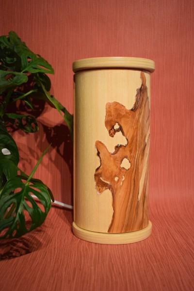 Kleine, handgefertigte Olimba Tischlampe aus Olivenholz und Limba, die warmes und stimmungsvolles Licht spendet. Ideal für Schreibtische oder Nachttische.