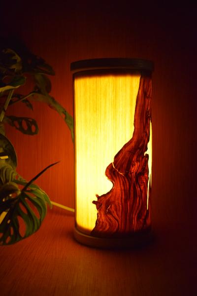 Stilvolle Olimba Tischlampe aus Olivenholz und Limbaholz, die warmes Licht spendet und vielseitig einsetzbar ist.