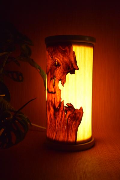 Stilvolle Olimba Tischlampe aus Olivenholz und Limbaholz, die warmes Licht spendet und vielseitig einsetzbar ist.