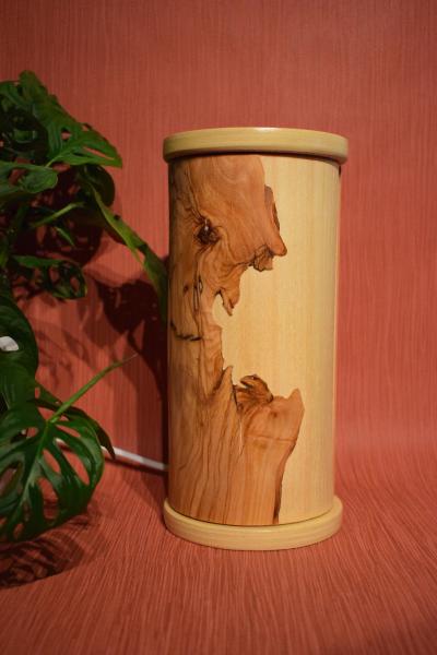 Stilvolle Olimba Tischlampe aus Olivenholz und Limbaholz, die warmes Licht spendet und vielseitig einsetzbar ist.