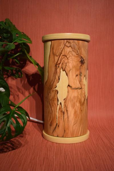 Stilvolle Olimba Tischlampe aus Olivenholz und Limbaholz, die warmes Licht spendet und vielseitig einsetzbar ist.