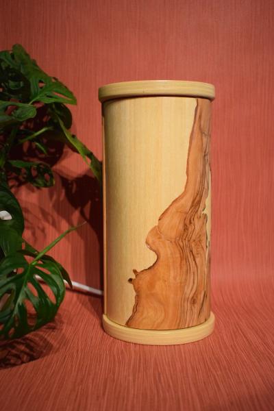 Stilvolle Olimba Tischlampe aus Olivenholz und Limbaholz, die warmes Licht spendet und vielseitig einsetzbar ist.