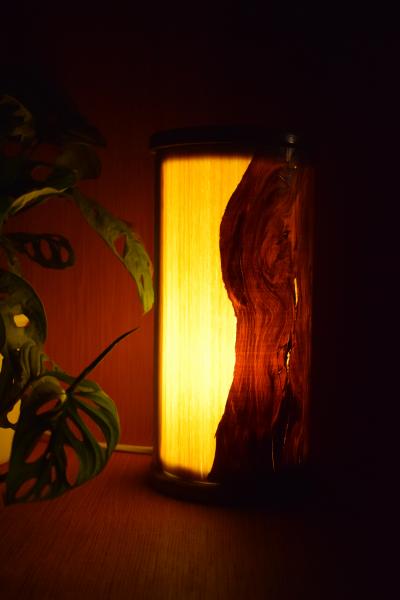 Stilvolle Olimba Tischlampe aus Olivenholz und Limbaholz, die warmes Licht spendet und vielseitig einsetzbar ist.