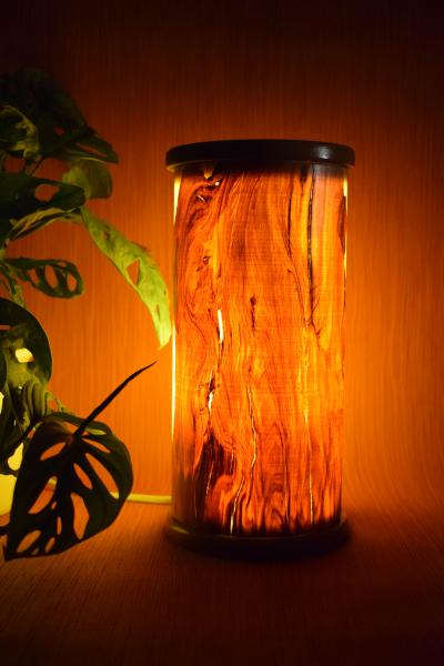Stilvolle Olimba Tischlampe aus Olivenholz und Limbaholz, die warmes Licht spendet und vielseitig einsetzbar ist.