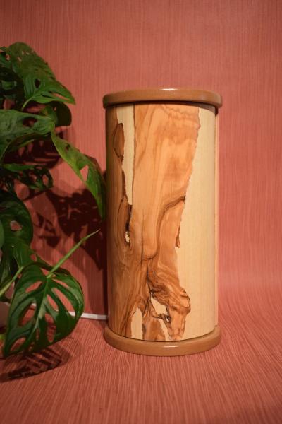 Stilvolle Olimba Tischlampe aus Olivenholz und Limbaholz, die warmes Licht spendet und vielseitig einsetzbar ist.