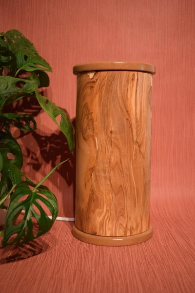 Stilvolle Olimba Tischlampe aus Olivenholz und Limbaholz, die warmes Licht spendet und vielseitig einsetzbar ist.
