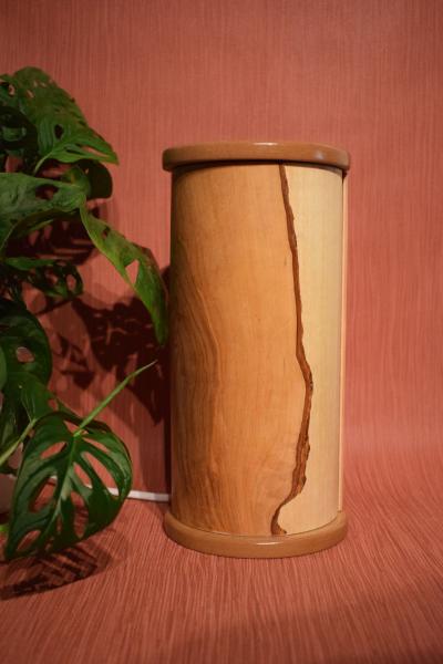 Stilvolle Olimba Tischlampe aus Olivenholz und Limbaholz, die warmes Licht spendet und vielseitig einsetzbar ist.