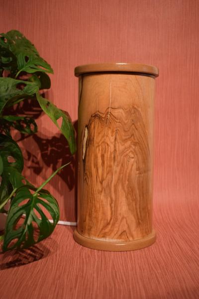 Stilvolle Olimba Tischlampe aus Olivenholz und Limbaholz, die warmes Licht spendet und vielseitig einsetzbar ist.
