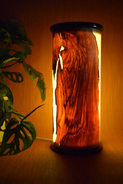 Stilvolle Olimba Tischlampe aus Olivenholz und Limbaholz, die warmes Licht spendet und vielseitig einsetzbar ist.