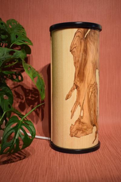 Stilvolle Olimba Tischlampe aus Olivenholz und Limbaholz, die warmes Licht spendet und vielseitig einsetzbar ist.