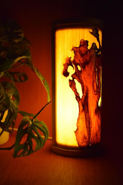 Stimmungsvolle Olimba Tischlampe aus Olivenholz und Limbaholz, perfekt für Schreibtische und Nachttische.