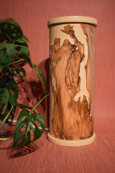 Stimmungsvolle Olimba Tischlampe aus Olivenholz und Limbaholz, perfekt für Schreibtische und Nachttische.