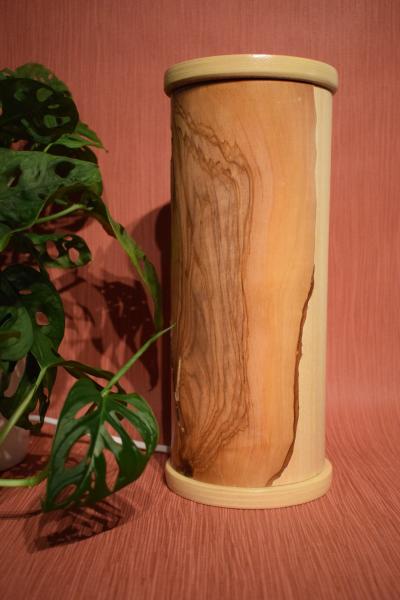 Stimmungsvolle Olimba Tischlampe aus Olivenholz und Limbaholz, perfekt für Schreibtische und Nachttische.