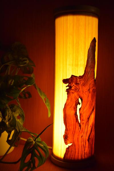 Olimba Lichtsäule aus Olivenholz und Limbaholz – Handgefertigte Tischlampe mit abnehmbarem Deckel und einzigartiger Maserung.