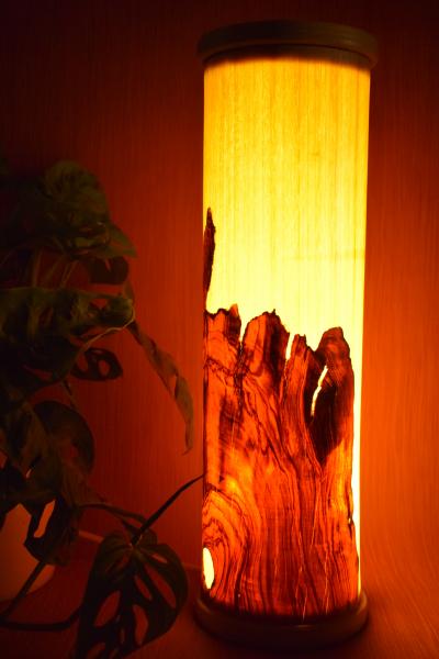 Olimba Lichtsäule aus Olivenholz und Limbaholz – Handgefertigte Tischlampe mit abnehmbarem Deckel und einzigartiger Maserung.