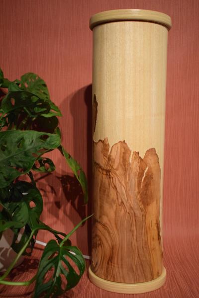Olimba Lichtsäule aus Olivenholz und Limbaholz – Handgefertigte Tischlampe mit abnehmbarem Deckel und einzigartiger Maserung.