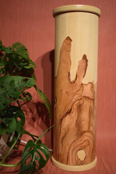 Olimba Lichtsäule aus Olivenholz und Limbaholz – Handgefertigte Tischlampe mit abnehmbarem Deckel und einzigartiger Maserung.