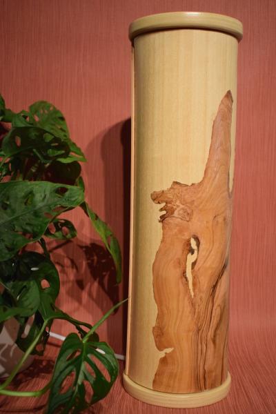 Olimba Lichtsäule aus Olivenholz und Limbaholz – Handgefertigte Tischlampe mit abnehmbarem Deckel und einzigartiger Maserung.