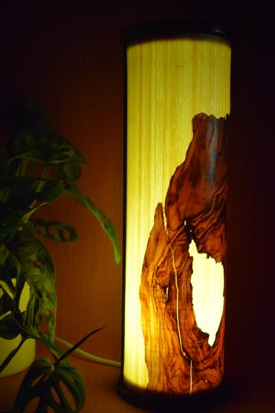 Olimba Lichtsäule aus Olivenholz und Limbaholz – Handgefertigte Tischlampe mit abnehmbarem Deckel und einzigartiger Maserung.