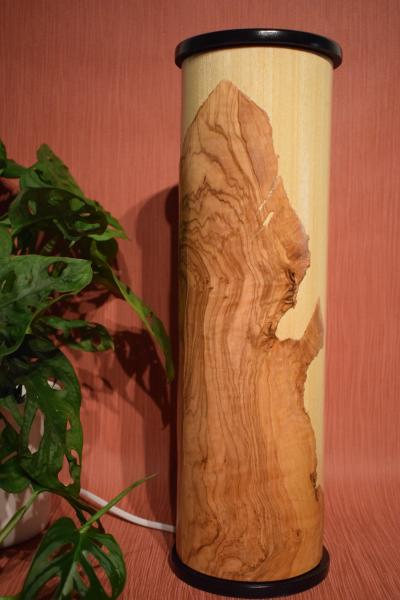 Olimba Lichtsäule aus Olivenholz und Limbaholz – Handgefertigte Tischlampe mit abnehmbarem Deckel und einzigartiger Maserung.
