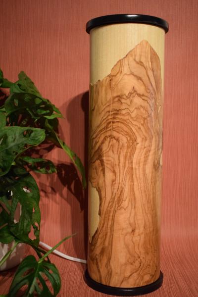 Olimba Lichtsäule aus Olivenholz und Limbaholz – Handgefertigte Tischlampe mit abnehmbarem Deckel und einzigartiger Maserung.