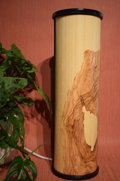 Olimba Lichtsäule aus Olivenholz und Limbaholz – Handgefertigte Tischlampe mit abnehmbarem Deckel und einzigartiger Maserung.
