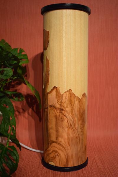 Olimba Lichtsäule aus Olivenholz und Limbaholz – Handgefertigte Tischlampe mit abnehmbarem Deckel und einzigartiger Maserung.