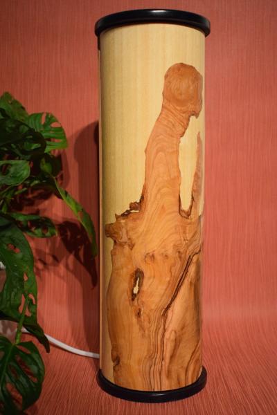Olimba Lichtsäule aus Olivenholz und Limbaholz – Handgefertigte Tischlampe mit abnehmbarem Deckel und einzigartiger Maserung.