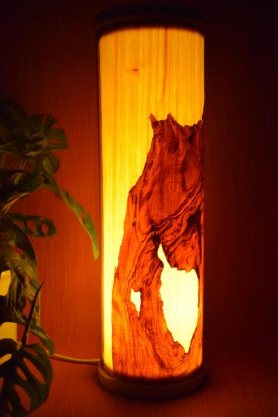 Olimba Lichtsäule aus Olivenholz und Limbaholz – Handgefertigte Tischlampe mit abnehmbarem Deckel und einzigartiger Maserung.